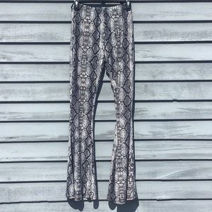 Shein Black/White Snake Print Bootcut Legging Size Small